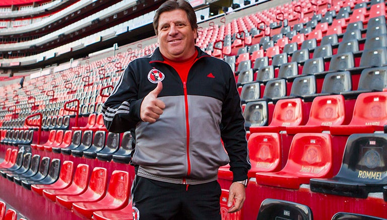 Herrera posa en las gradas del Estadio Caliente