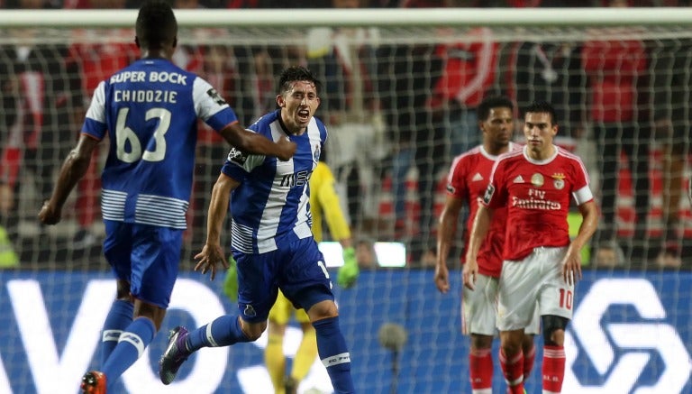 Héctor Herrera festeja con su equipo 