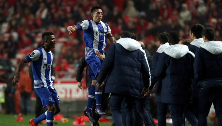 Héctor Herrera festeja con su equipo 