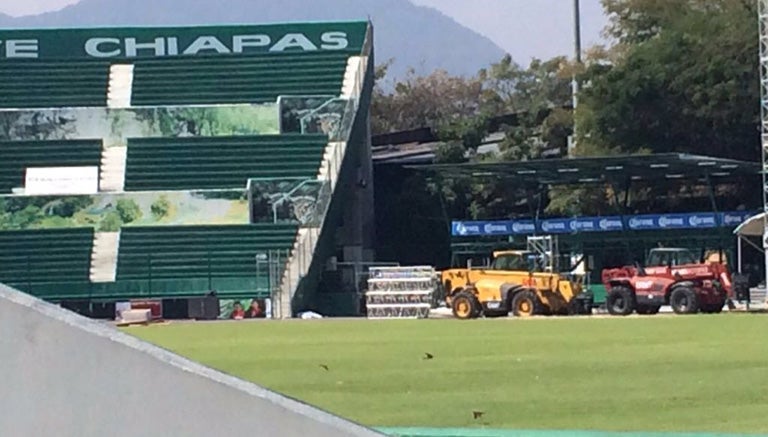 Maquinaria trabaja en la cancha del Zoque