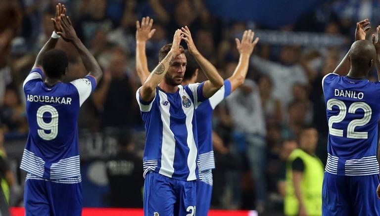 Layún aplaude tras un juego del Porto