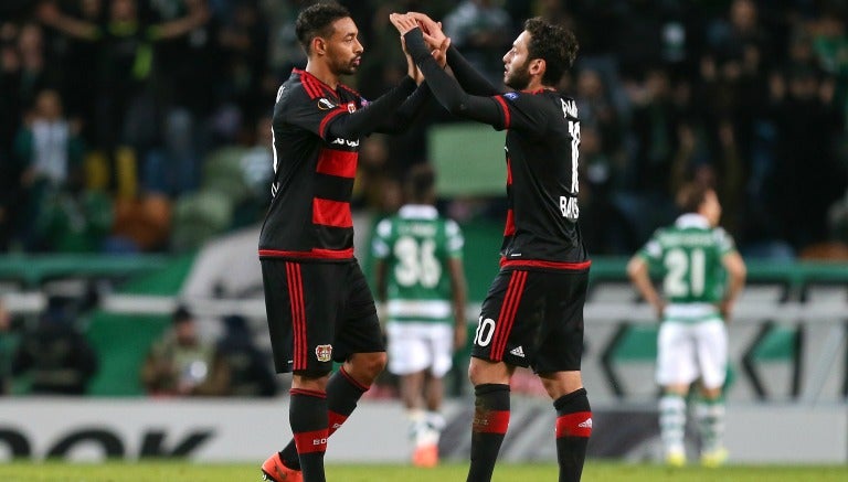 Karim Bellarabi y Hakan Calhanoglu se felicitan por el triunfo