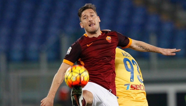 Francesco Totti controla el balón en partido contra Frosinone