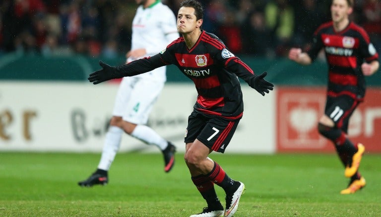 Javier Hernández festeja gol con Leverkusen