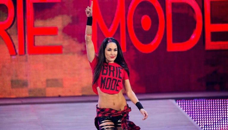 Brie Bella hace su entrada al ring