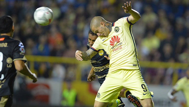 Darío disputa el balón en el duelo contra Dorados 