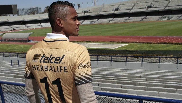 Fidel observa la cancha del Estadio Olímpico