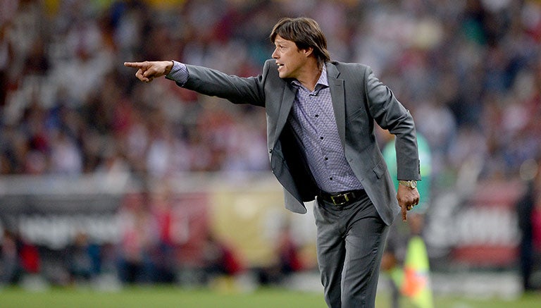 Matías Almeyda, dirigiendo a las Chivas en un partido