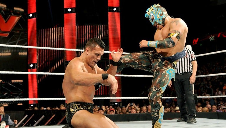 Kalisto le da una patada a Alberto Del Río