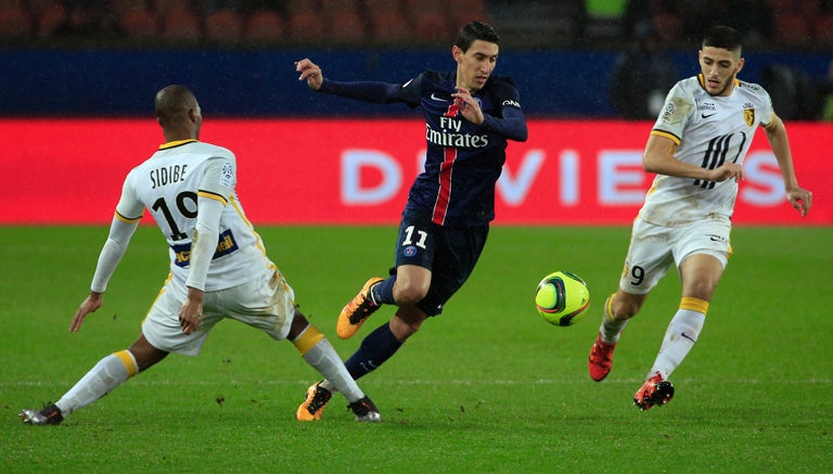 Di María conduce el balón en partido del PSG