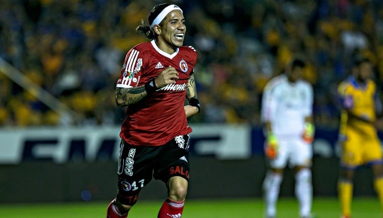 Dayro Moreno celebra uno de sus dos goles contra Tigres