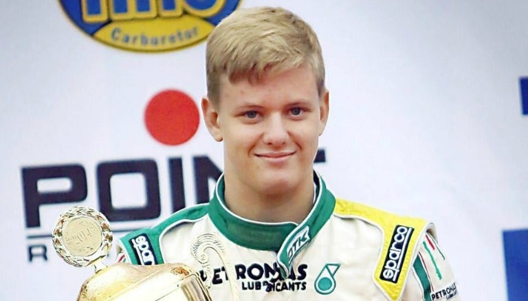 Mick Schumacher recibe un premio tras ganar una competencia