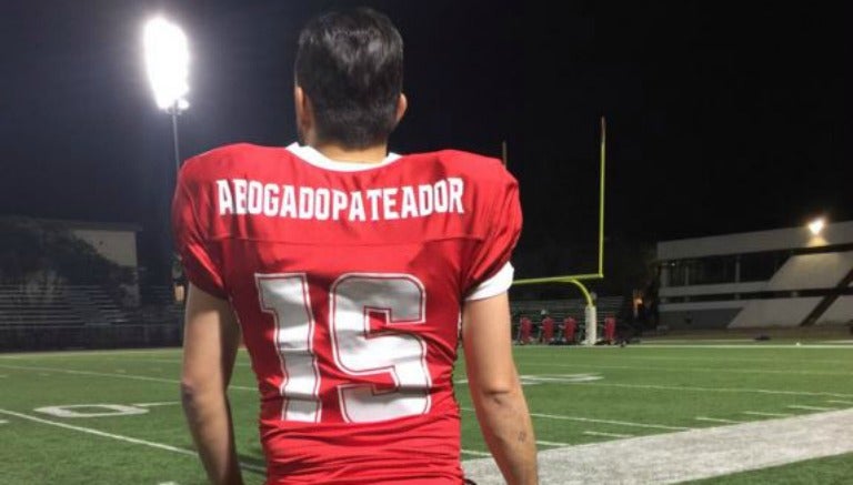 El 'Abogado Pateador' con el jersey de su nuevo equipo, Eagles