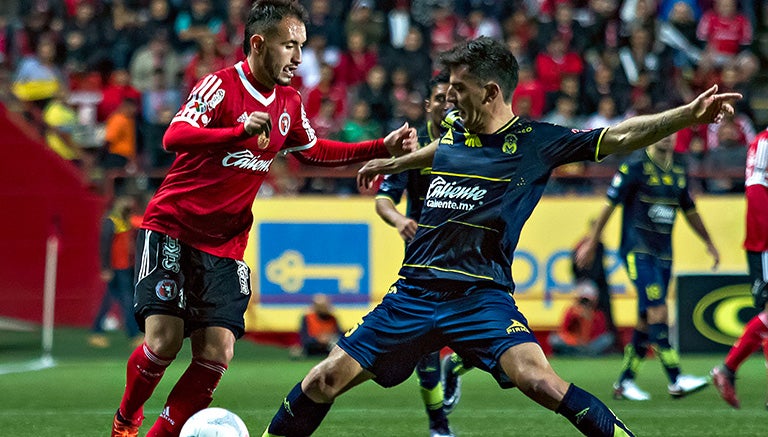 Carlos Guzmán disputa el balón en partido contra Monarcas