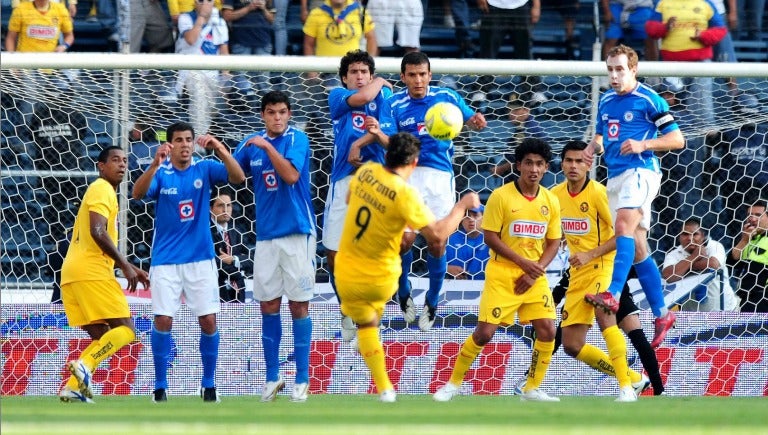 Salvador Cabañas cobra un tiro libre frente a La Máquina