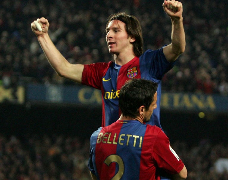 Belletti carga a Messi para celebrar un gol