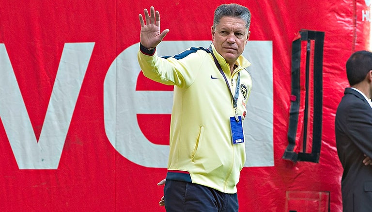 Peláez en el Estadio Azteca previo a un partido