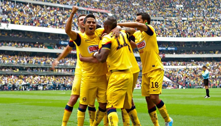 Jugadores de América festejan un gol en 2013