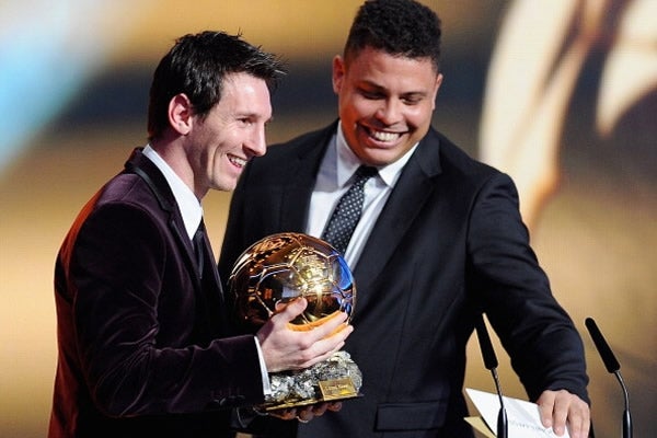 Ronaldo entrega un Balón de Oro a Messi