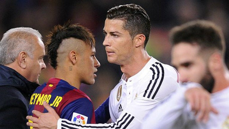 Neymar y Cristiano Ronaldo se saludan