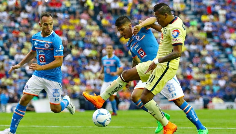 Richard Ruíz y Michael Arroyo pelean un balón durante un partido