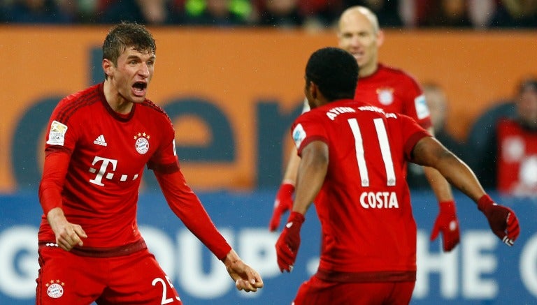 Müller celebra uno de sus goles en el partido del Bayern Munich