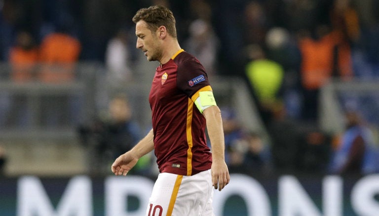 Totti camina en la cancha del Estadio Olímpico de Roma