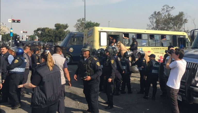 Policías afuera del Coloso de Santa Úrsula