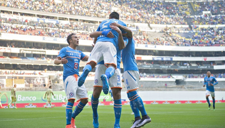 Jugadores de Cruz Azul festejan gol contra América