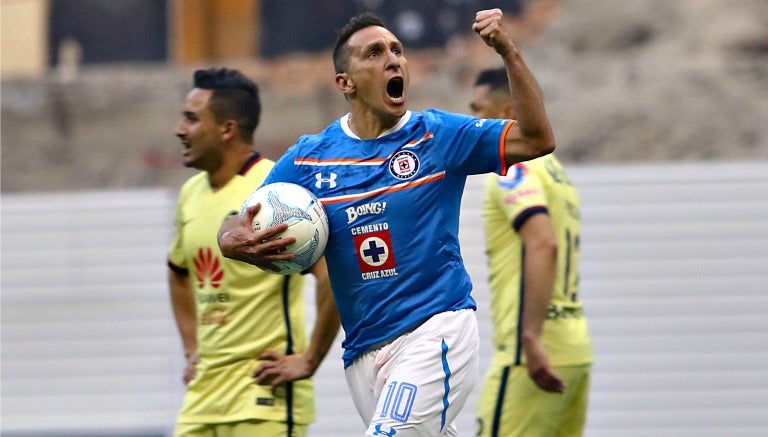 Christian Giménez celebrando su anotación en el Azteca