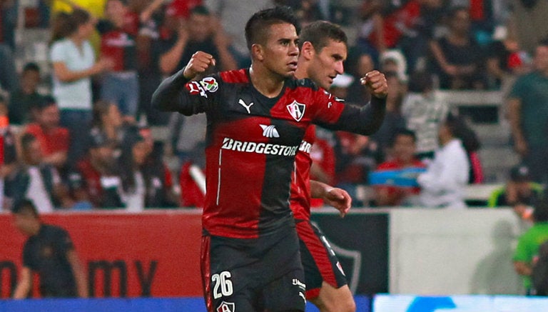 Juan Carlos Medina celebra durante juego contra Pachuca