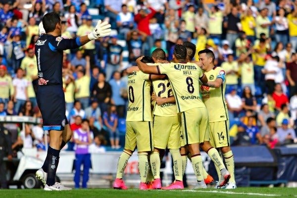 Jugadores azulcremas celebran un gol frente a La Máquina