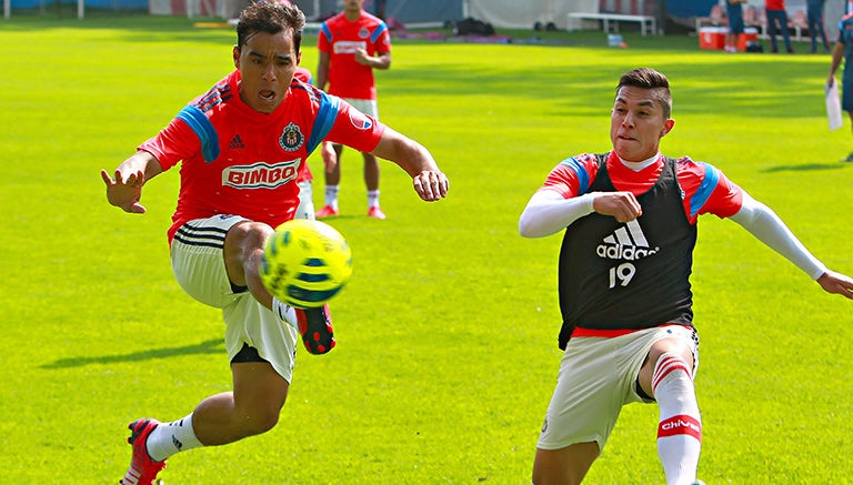 Bravo y Salcedo disputan el balón en entrenamiento