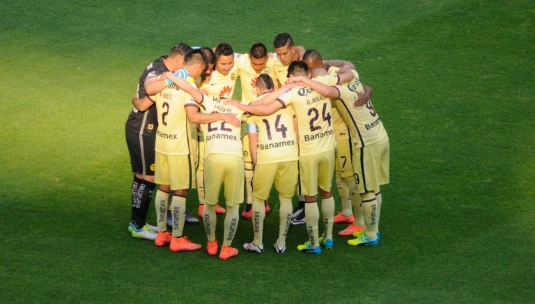 Jugadores de América conversan antes de un juego