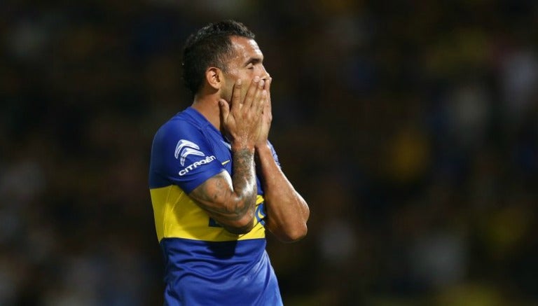 Carlos Tévez se lamenta después de una jugada