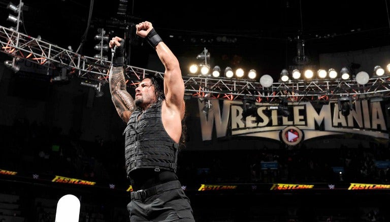 Roman Reigns festeja en FastLane