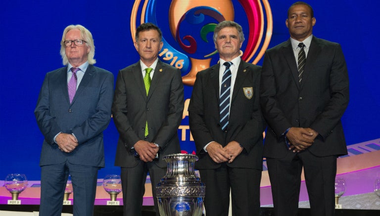 Juan Carlos Osorio junto a los técnicos con los que comparte sector