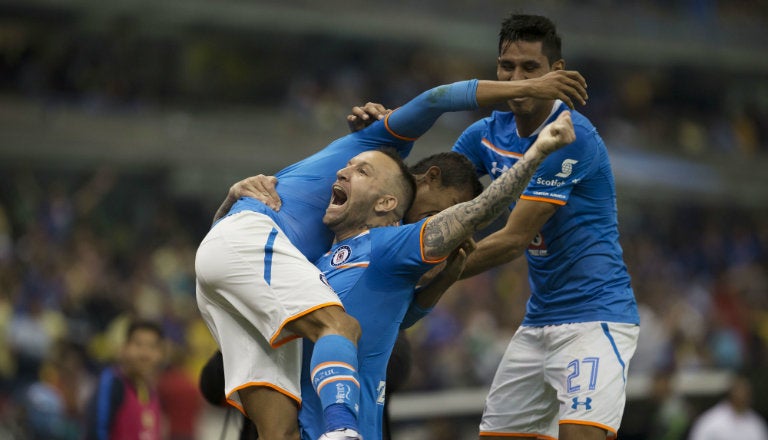 Jugadores de Cruz Azul festejan el gol del empate contra las Águilas