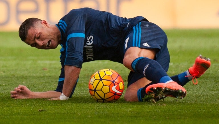 CR7 cae al césped en La Rosaleda