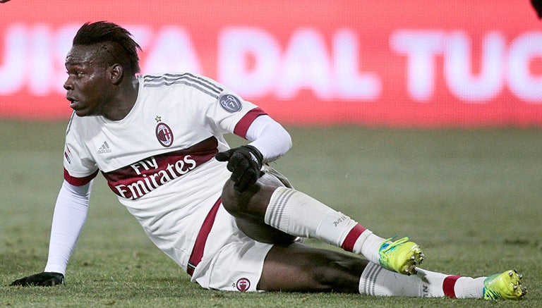 Balotelli, en un duelo con el Milan