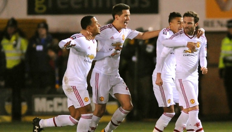 Jugadores del Manchester United festejan un gol en FA Cup