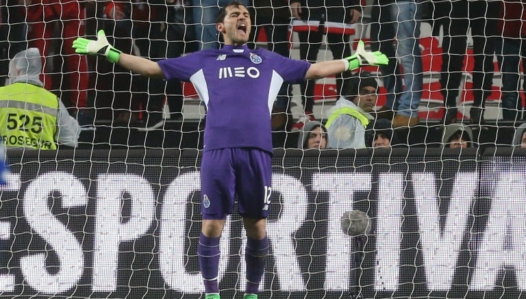 Iker Casillas disputando un partido con el Porto