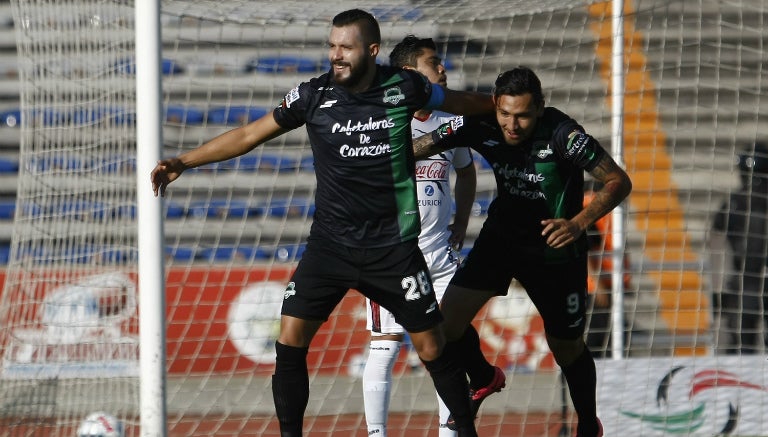 Valadéz y Carreño festejan un gol con Cafetaleros