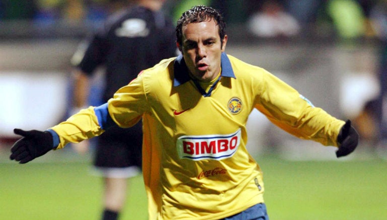 Cuauhtémoc Blanco celebra una anotación con las Águilas