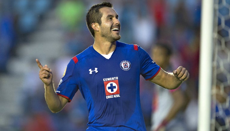 El atacante mexicano celebra un gol jugando para Cruz Azul