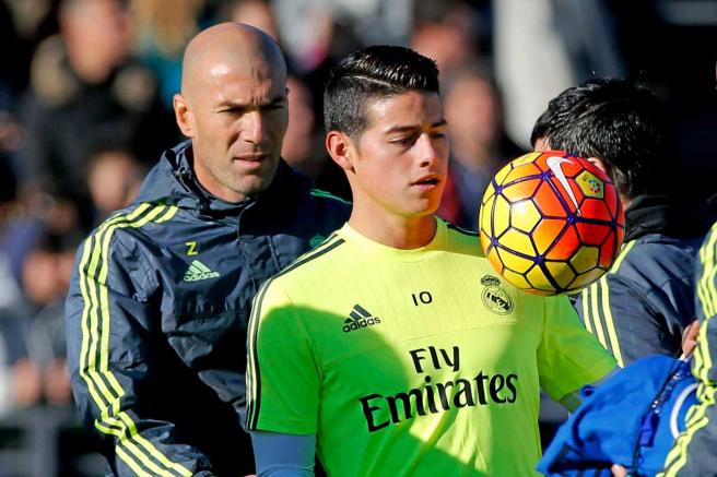 Zidane, junto a James en una práctica