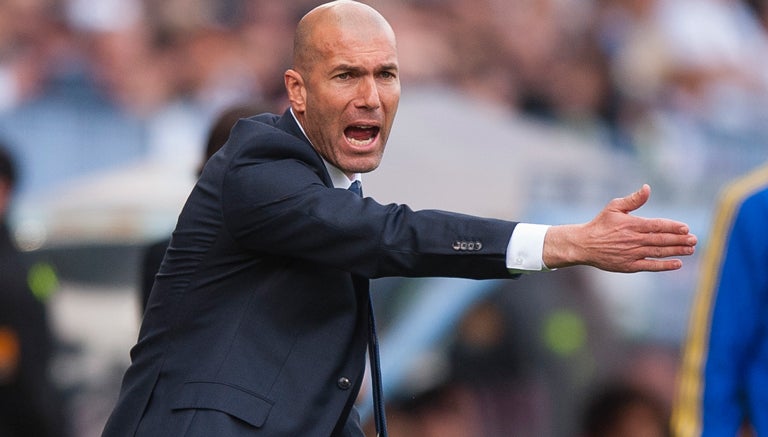 Zidane da indicaciones a sus pupilos