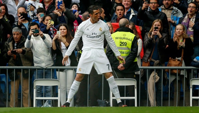 Cristiano Ronaldo celebrando un tanto con los merengues