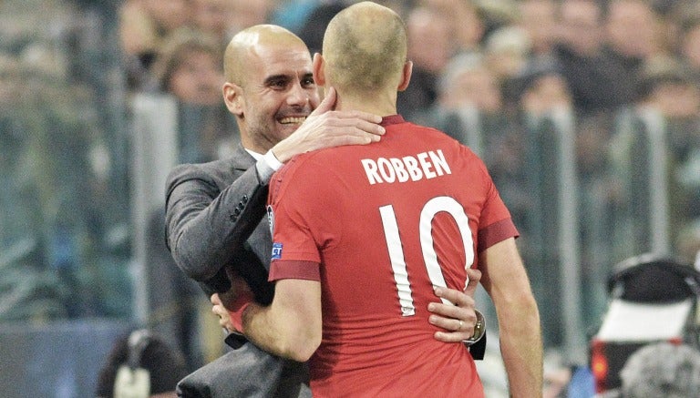 Guardiola felicitando a Robben por su anotación