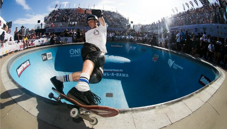 Tony Hawk realiza uno de sus trucos en la patineta